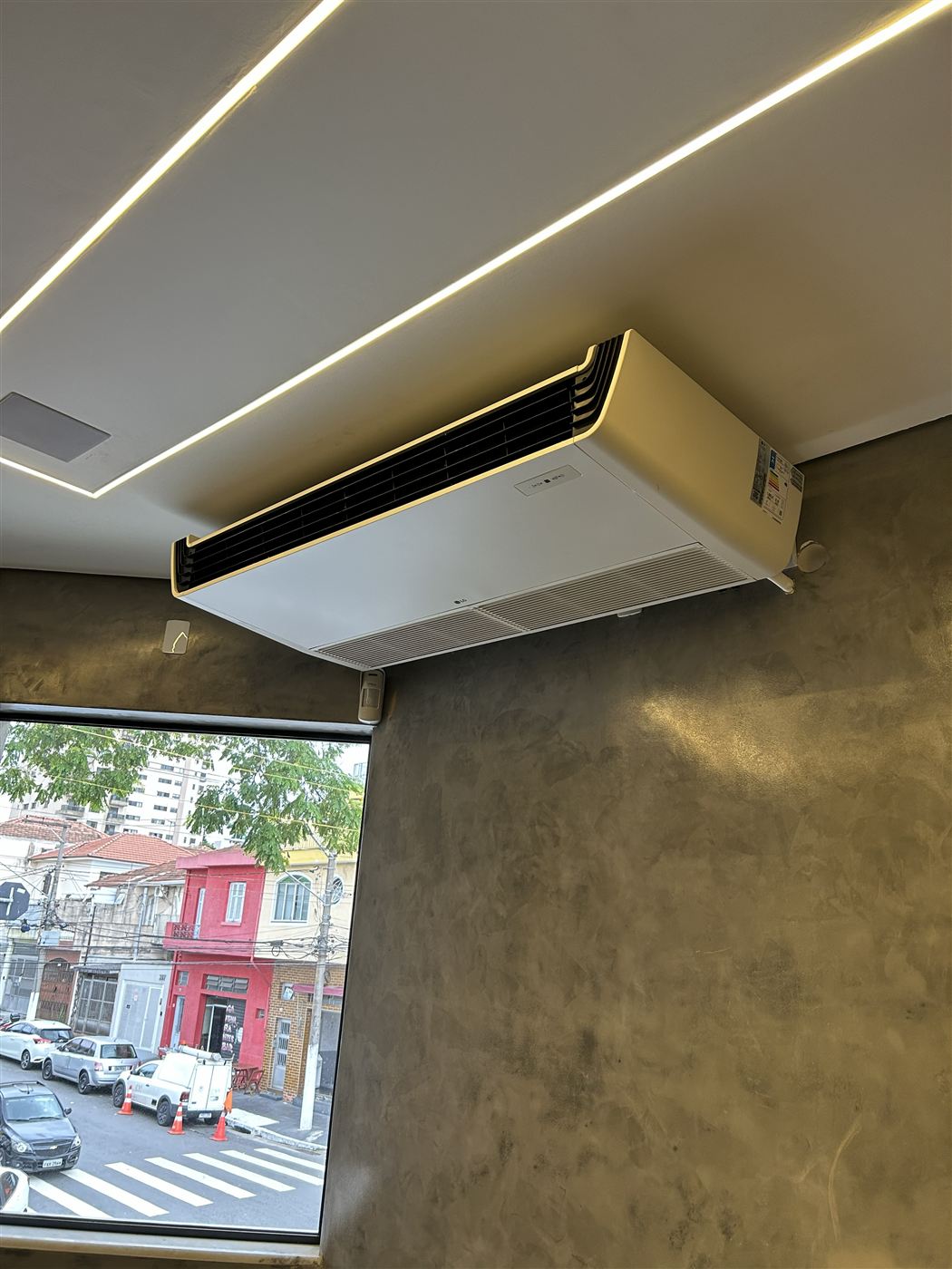 Instalação de ar-condicionado piso-teto LG em ambiente comercial
